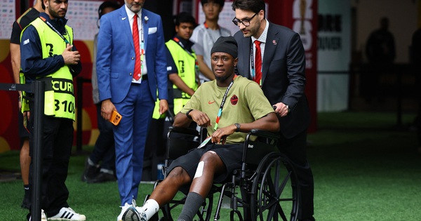 Tiền đạo Canada xuất hiện trên xe lăn sau chấn thương kinh hoàng, FIFA phạt nguội cực nặng sao Qatar - hình ảnh - go88bet.vip