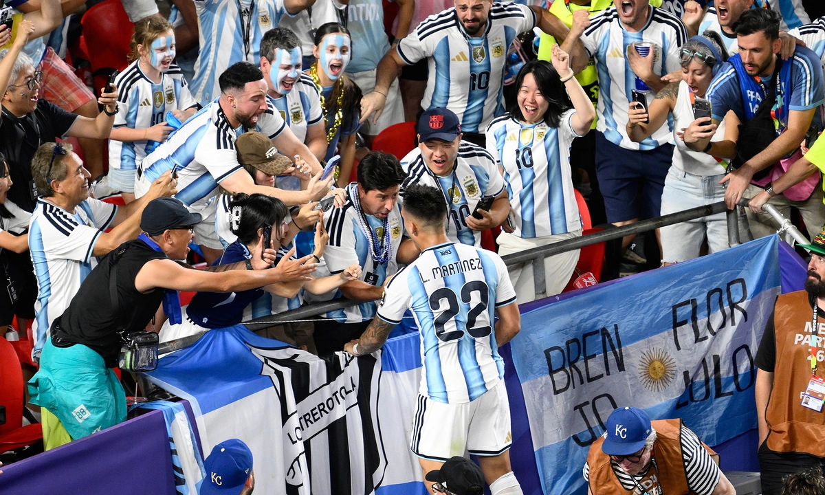 Báo Anh đặt dấu hỏi về việc tiền đạo Argentina thoát thẻ đỏ: góc nhìn mới cho người chơi Việt - hình ảnh - go88bet.vip